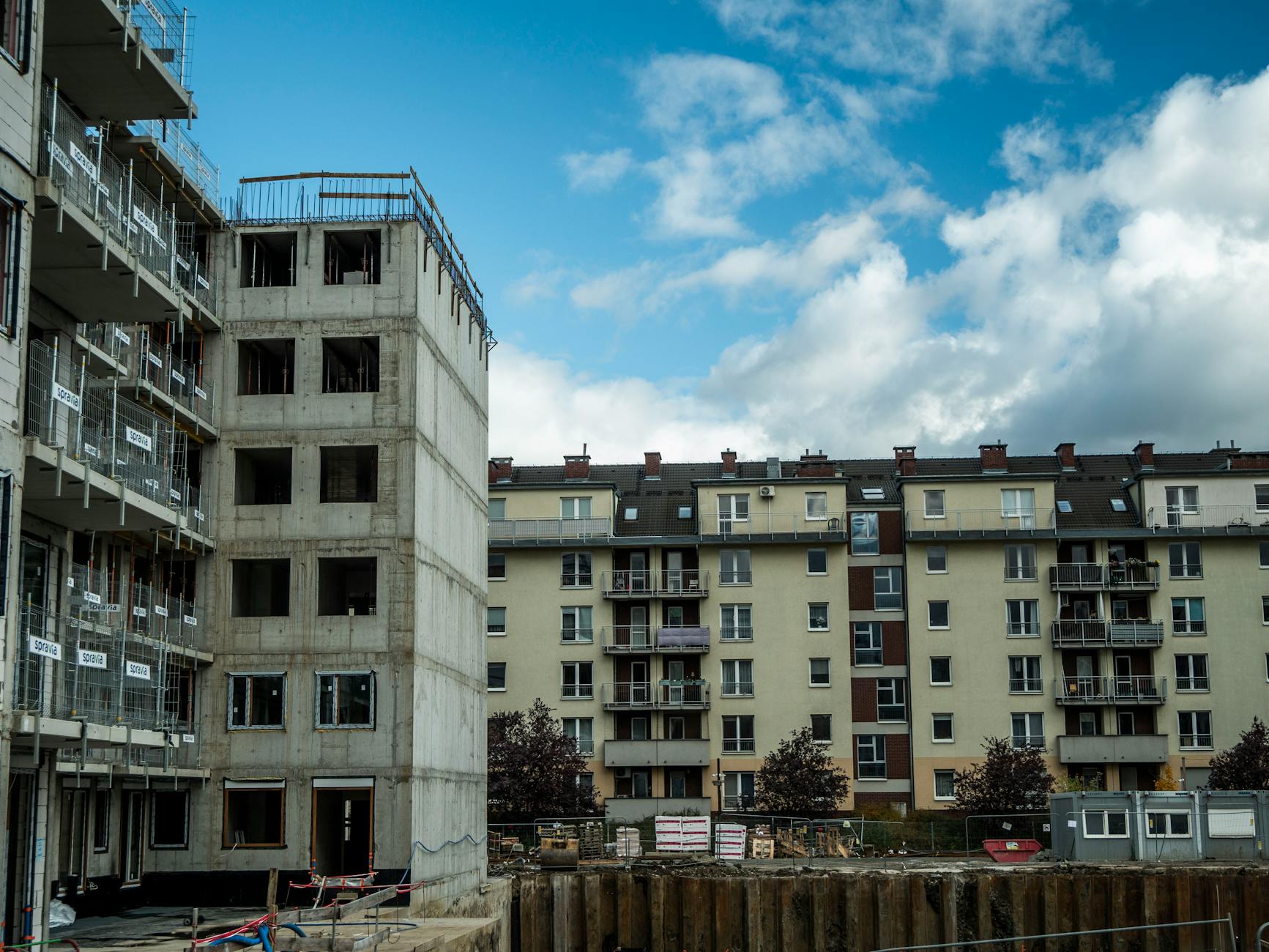 Plac budowy nowych bloków przy głównej ulicy w Warszawie