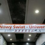 Podświetlony szyld stacji metra Nowy Świat Uniwersytet w Warszawie